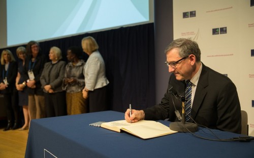 Professor Peter Tufano, Dean of Saïd Business School, signing the petition last week