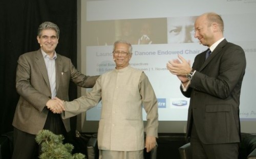 From left to right: Ramin Khabirpour, General Manager Fresh Dairy Products, Danone Central Europe, Prof. Muhammad Yunus, Prof. Christopher Jahns, President of EBS