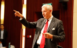 Former McKinsey global managing director, Dominic Barton, leads the leadership course at Tsinghua University