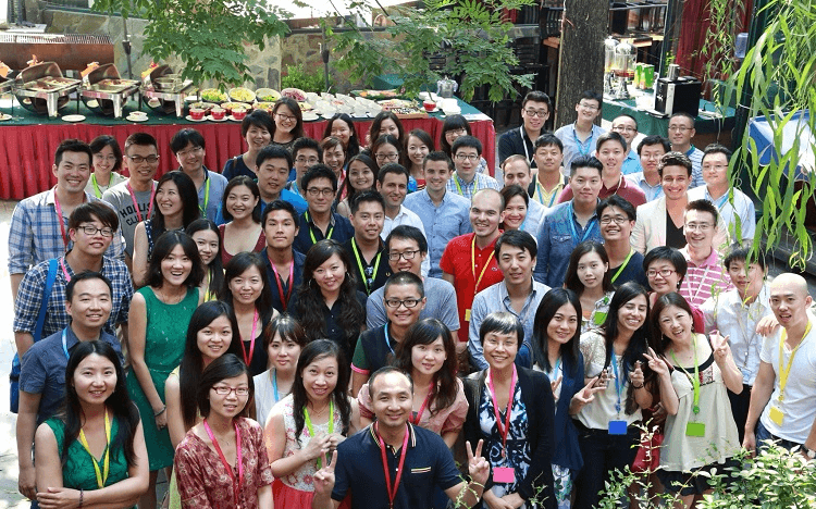 Constance Zhu with her classmates of the Tsinghua Global MBA Class of 2015