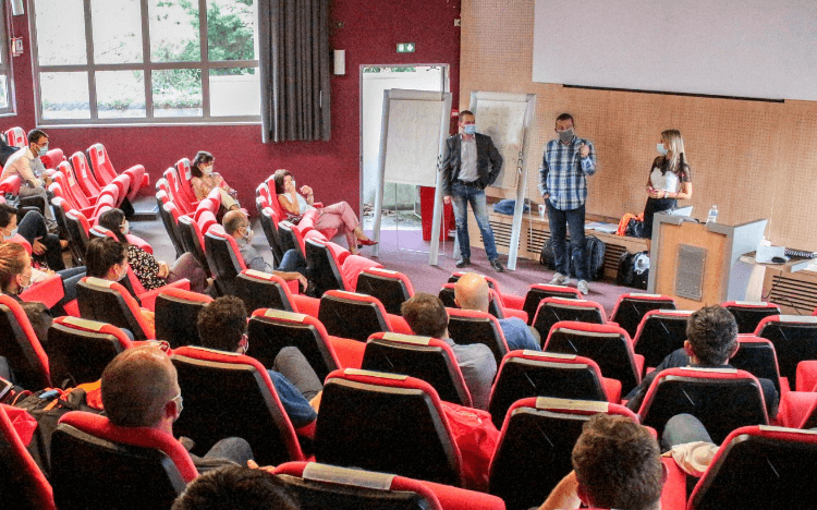 Classes continue at Emlyon Business School as international students flock to France © Emylon Business School