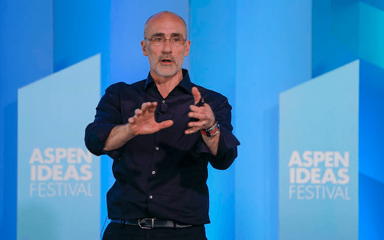 Arthur Brooks teaches a class on Leadership & Happiness at HBS ©Arthur Brooks