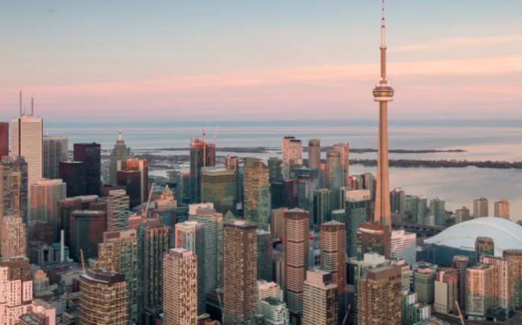 The Toronto skyline (©R.M.Nunes on iStock)