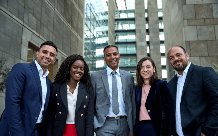 Successful business leaders across sectors share common traits. HEC Paris Executive MBA participants discuss what makes the difference