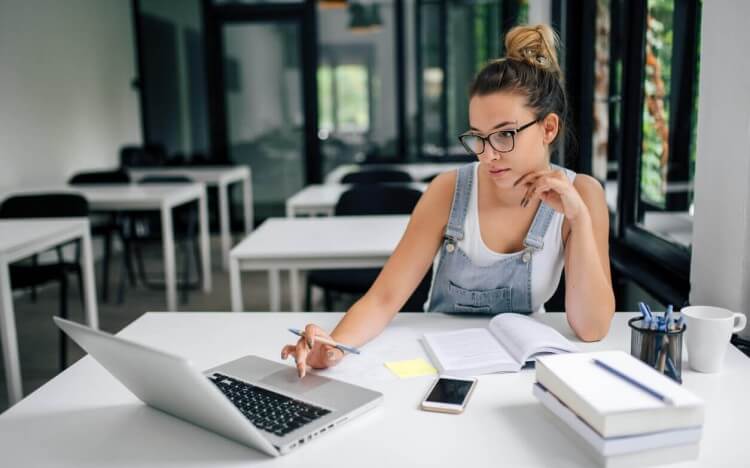 Student studies online