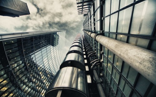 © pit-fall – Lloyds of London competes with investment banks for MBA talent