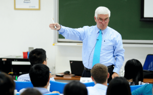 Professor Neal Hartman teaches teamwork and communication to MBAs at Tsinghua University