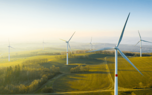 Cleantech companies prioritize the use of carbon neutral energy sources such as wind power ©Volodymyr Kalyniuk/iStock