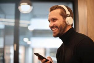 Best MBA Podcasts | These podcasts will support your business school application ©GavinWhitner-MusicOomph.com