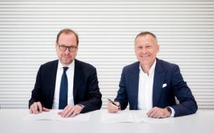 Professor Dr. Jens Wüstemann and Dr. Peter Görlich sign the collaboration agreement