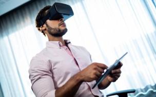 ©WaveBreakMedia – Virtual Reality is disrupting the delivery of business school programs