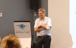 Top MBA professor Peter A. Bamberger leads a lecture on rudeness in the workplace at the Taglit Birthright Israel Innovation Center | © Coller School of Management Facebook