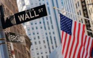 A desk at one of Wall Street's banks is highly coveted by many finance-oriented MBA grads ©Fabrice Cabaud via iStock* 